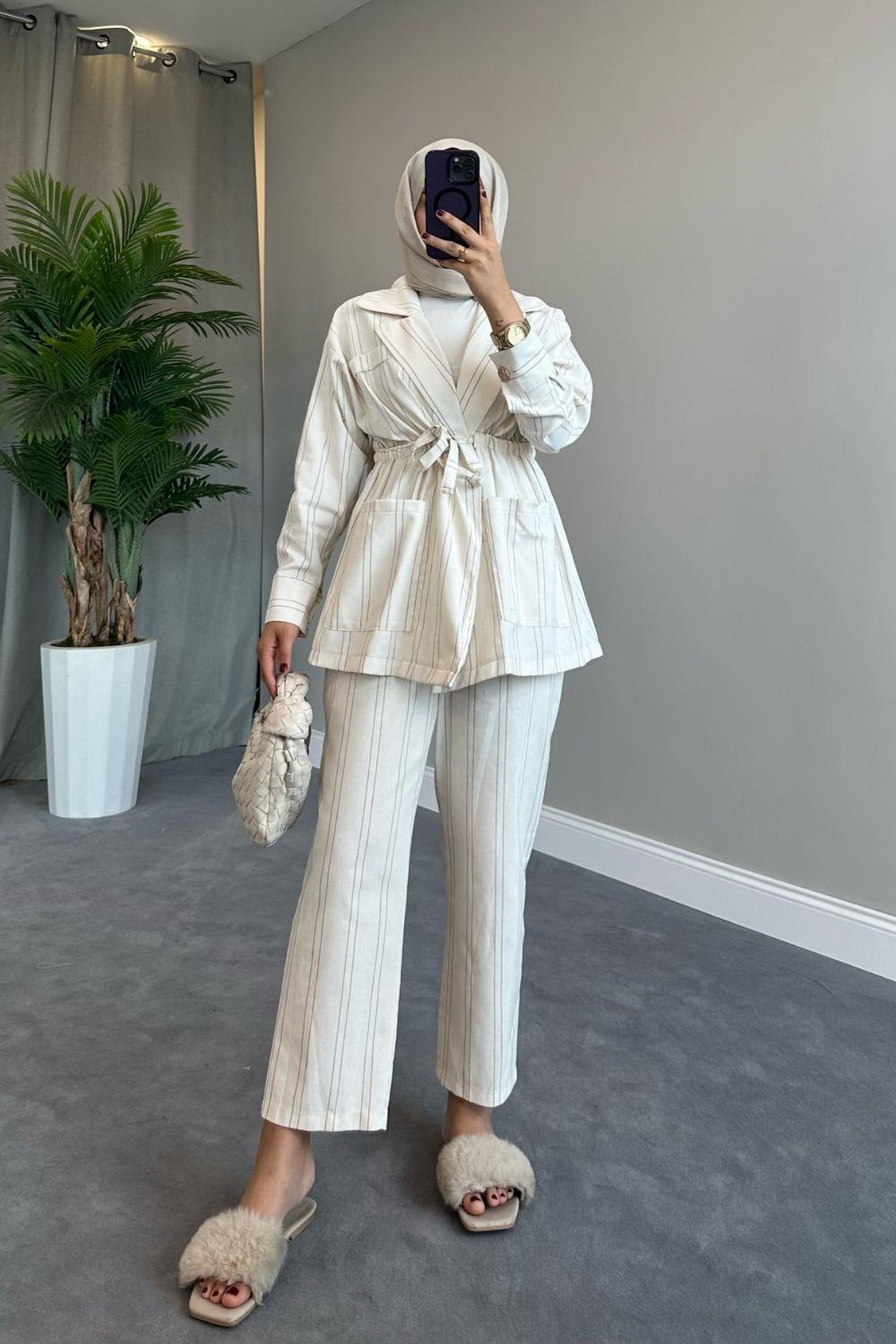 بدلة مخططة الخصر باللون البني