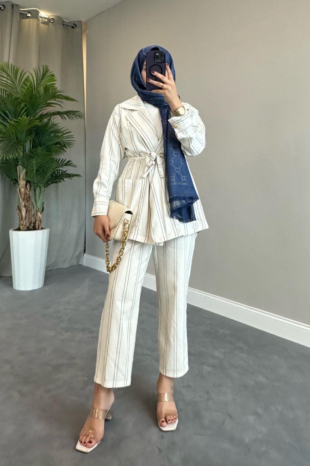 بدلة مخططة الخصر باللون الأسود