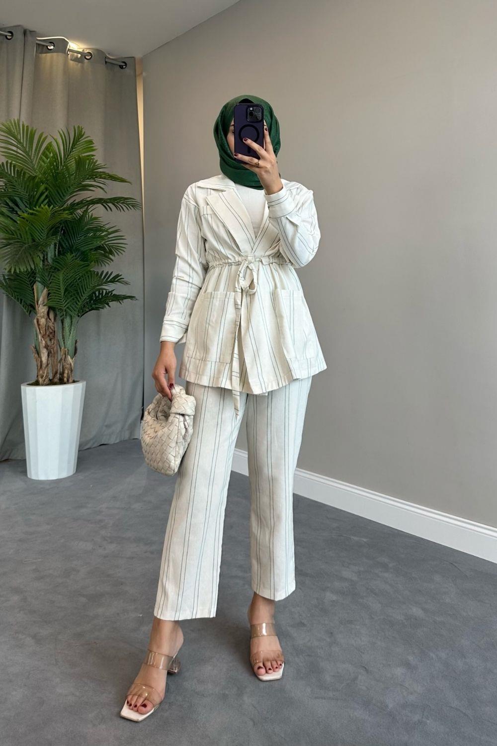 بدلة مخططة الخصر باللون الأخضر