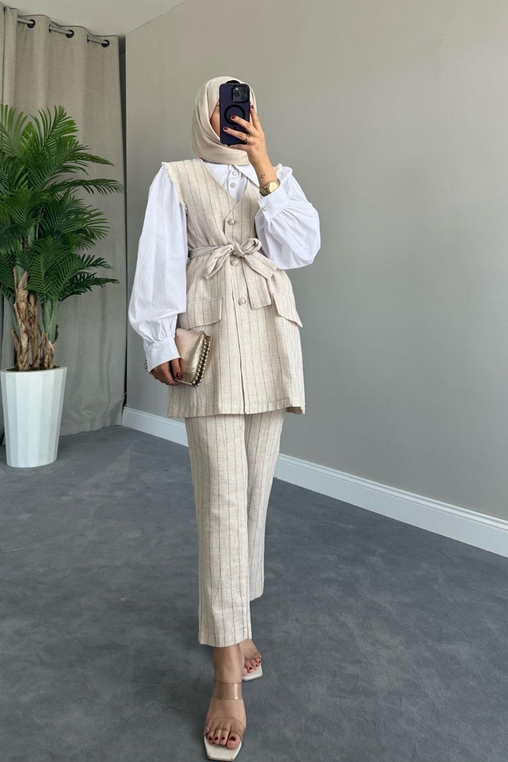 بدلة كتان مع سترة مخططة باللون البني