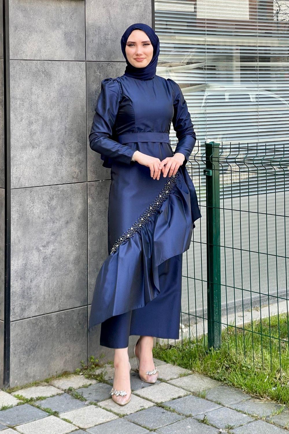 فستان سهرة مع تنورة مطرزة بحجر اللؤلؤ باللون الأزرق الداكن