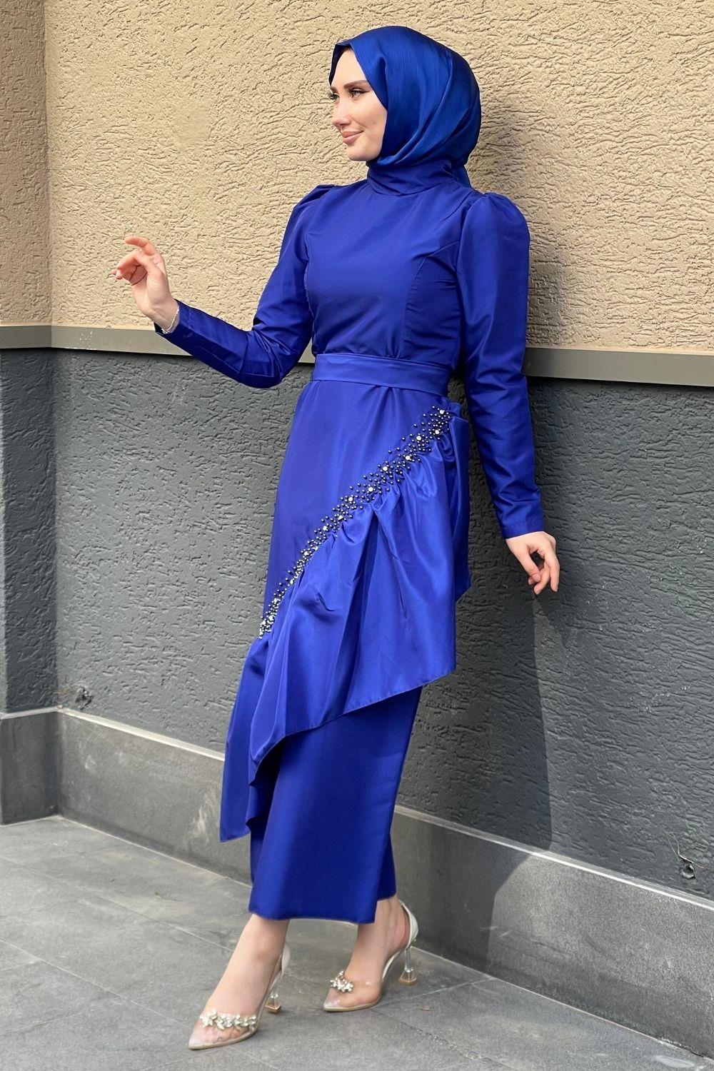 فستان سهرة مع تنورة ساكس مطرزة بحجر اللؤلؤ