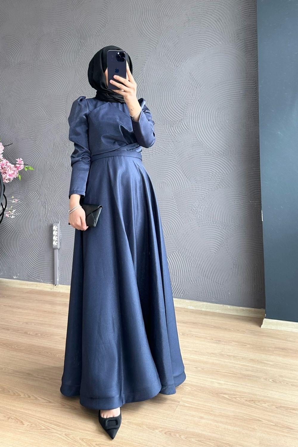 فستان سهرة متقاطع من الأمام باللون الأزرق الداكن