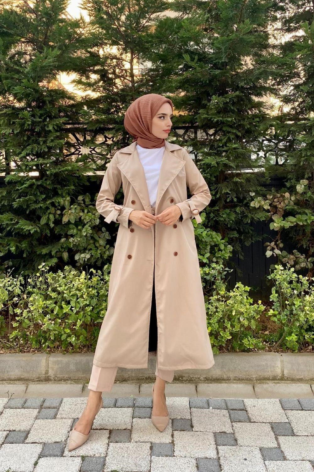 معطف واقٍ من المطر بحزام وأزرار