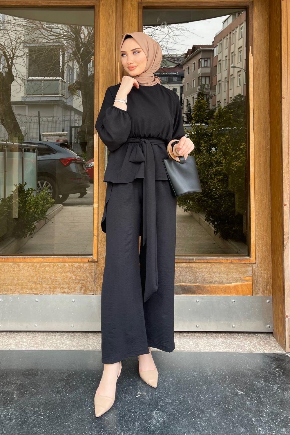 بدلة بنطلون أيروبين بحزام أسود