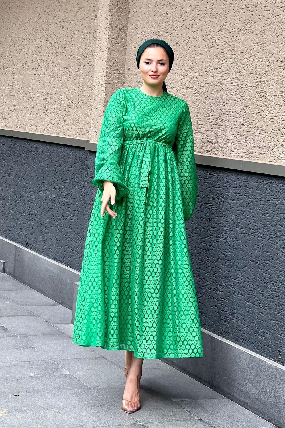 فستان بتفاصيل غيبور باللون الأخضر
