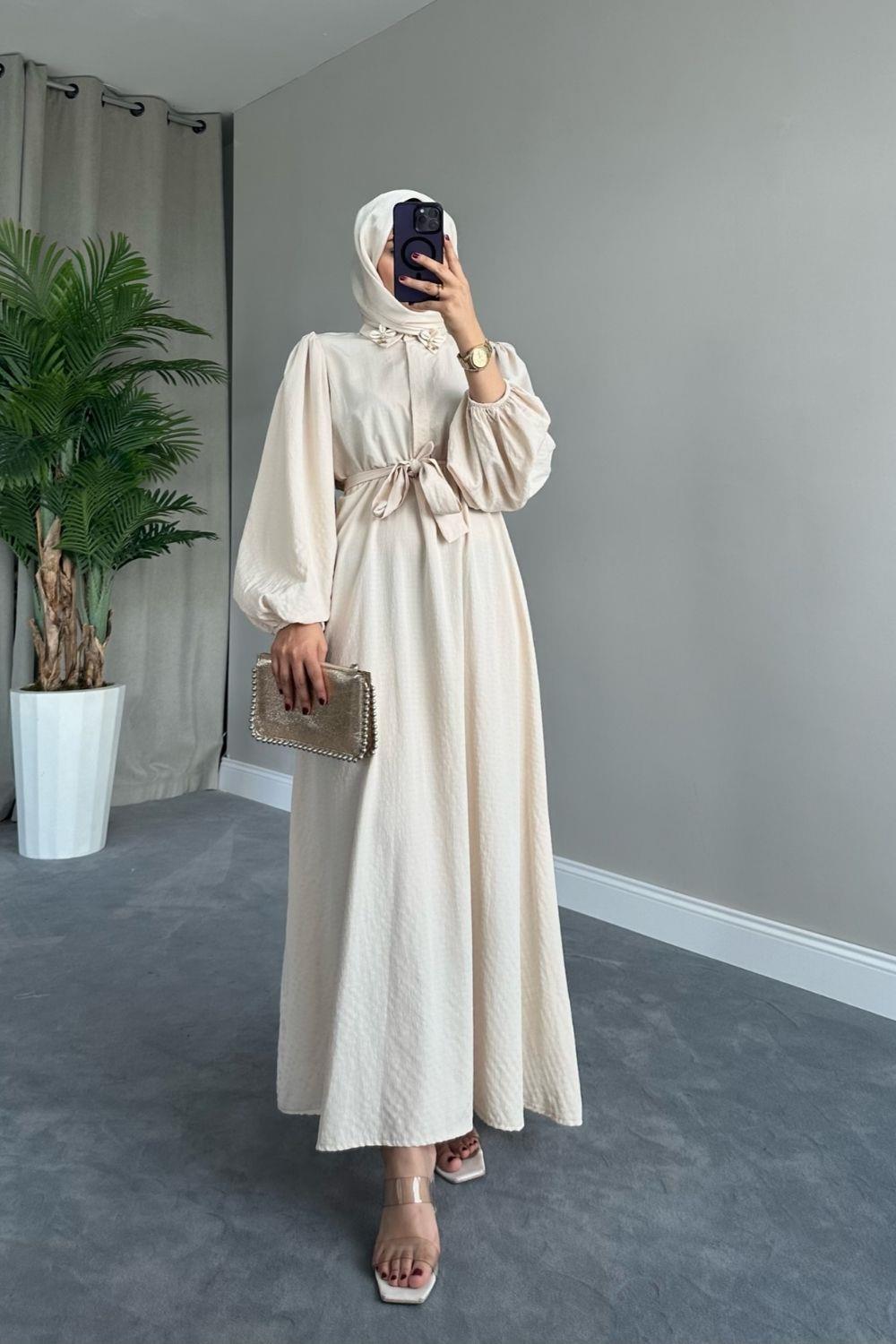 Yaka Bronşlu Büzgülü Elbise Bej 5645 