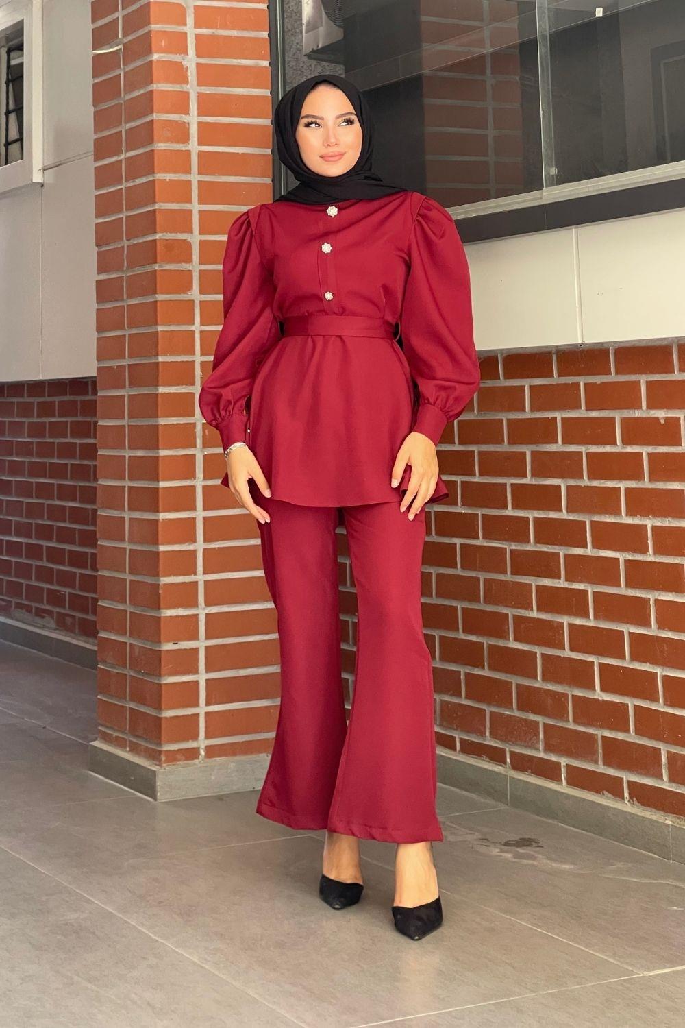 بدلة كريب بأزرار حجرية باللون الأحمر الداكن