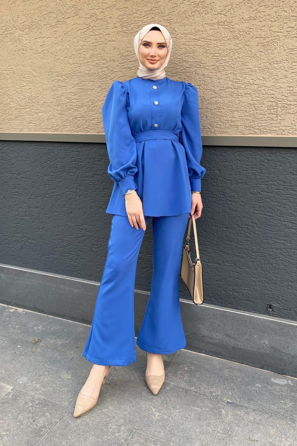 بدلة كريب بأزرار حجرية باللون النيلي