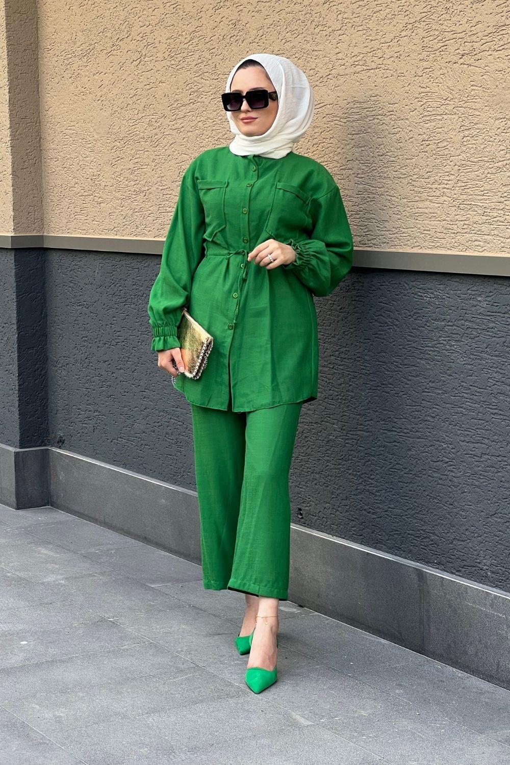 بدلة الخصر المجمعة باللون الأخضر