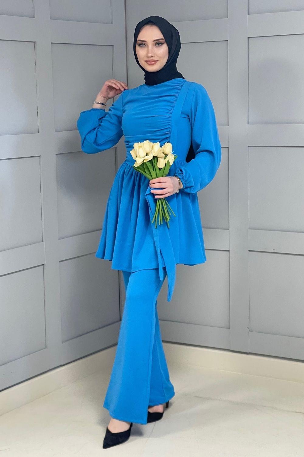 بدلة مجمعة من جانب واحد باللون الأزرق