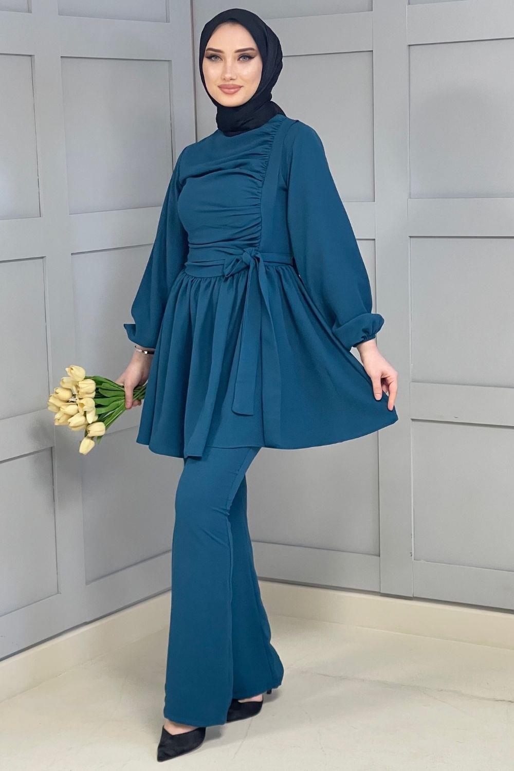 بدلة مجمعة من جانب واحد باللون الأزرق البترولي