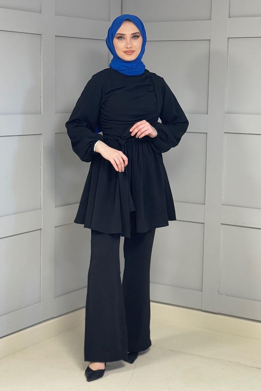 بدلة مجمعة من جانب واحد باللون الأسود