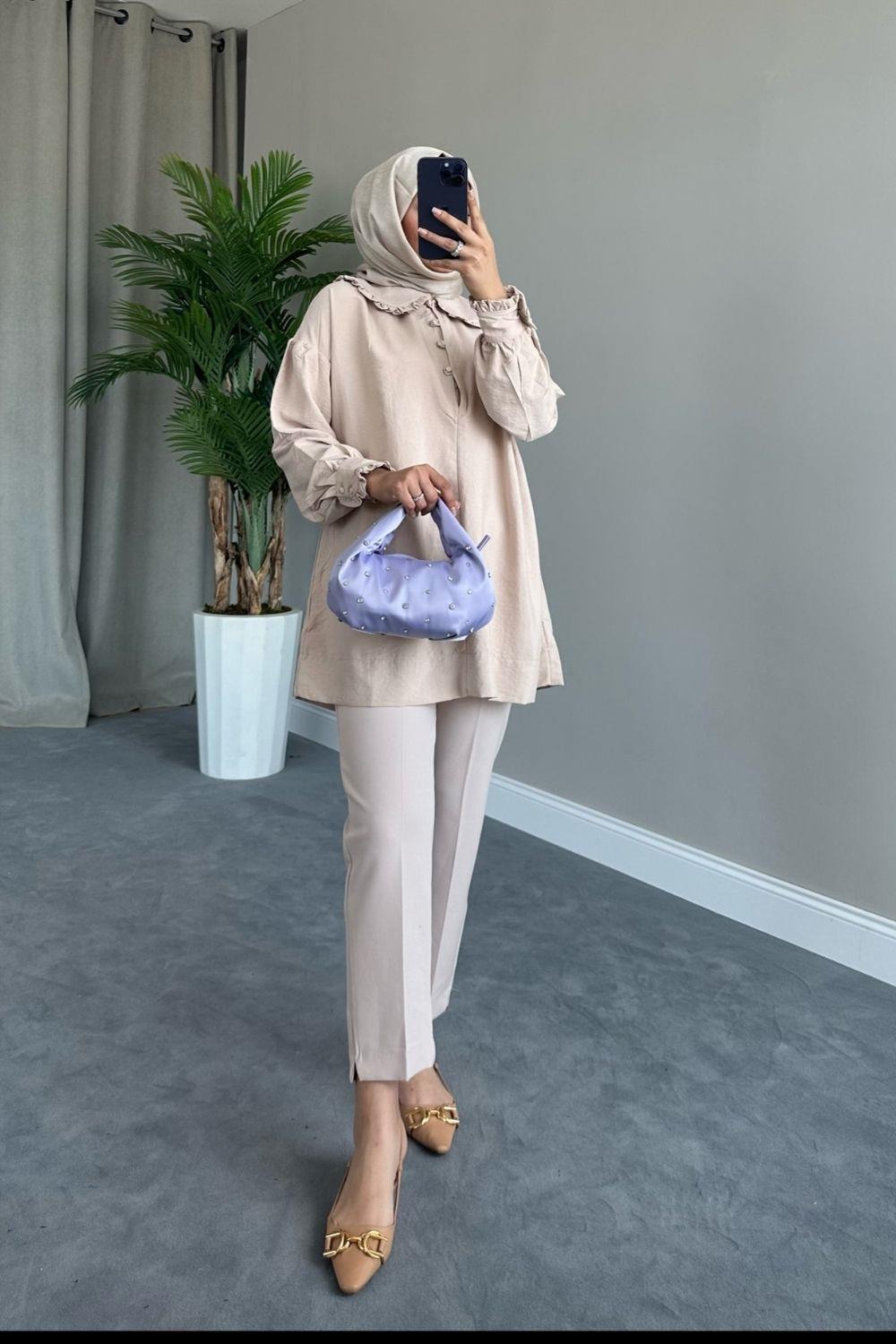 تونيك بياقة الطفل باللون البيج