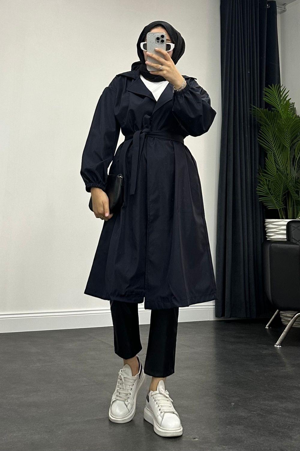 معطف واق من المطر مربوط الخصر بأكمام منفوخة باللون الأزرق الداكن