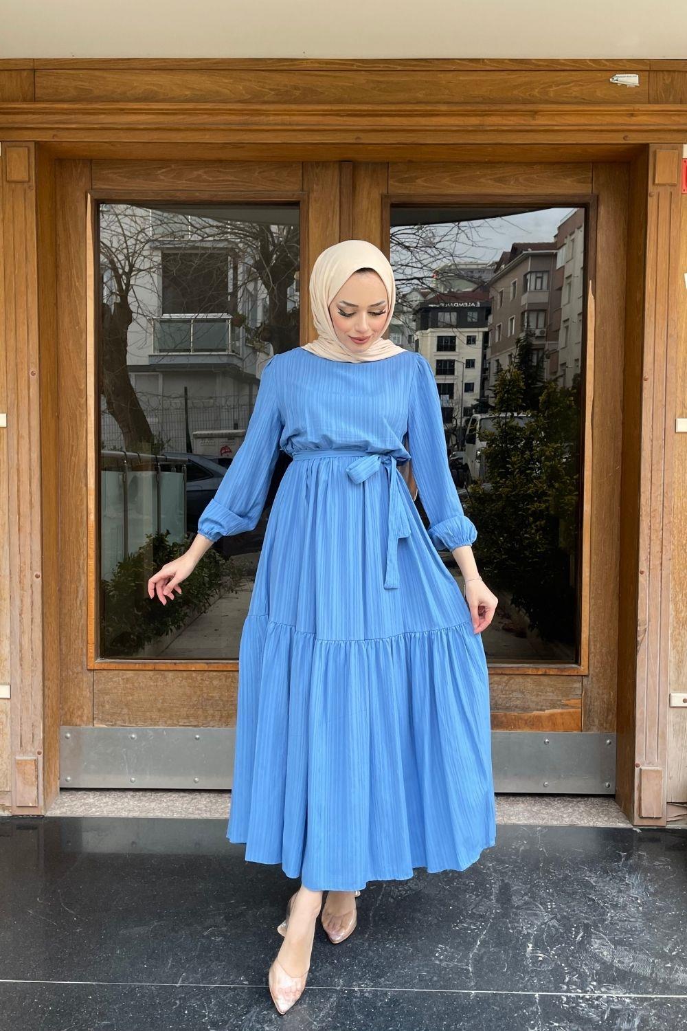 فستان طويل مخطط ذاتيًا باللون النيلي