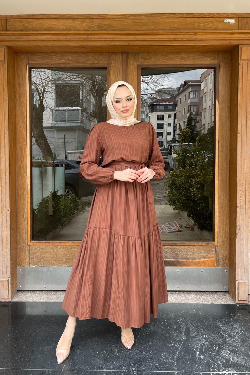 فستان ماكسي مخطط ذاتيًا بني