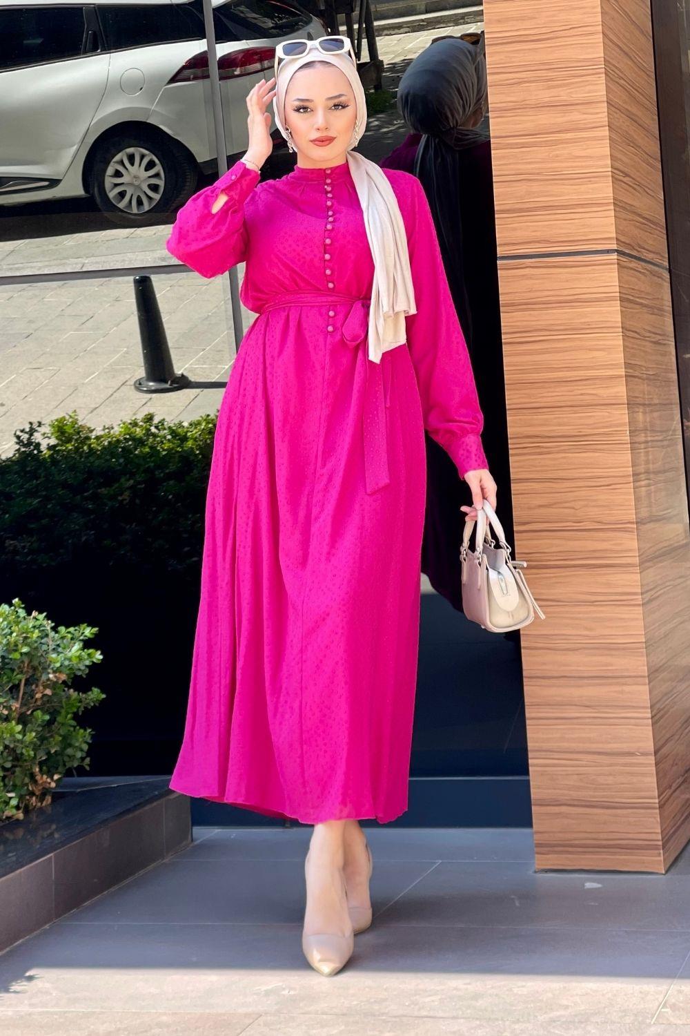 فستان بحزام بأزرار أمامية باللون الفوشيا