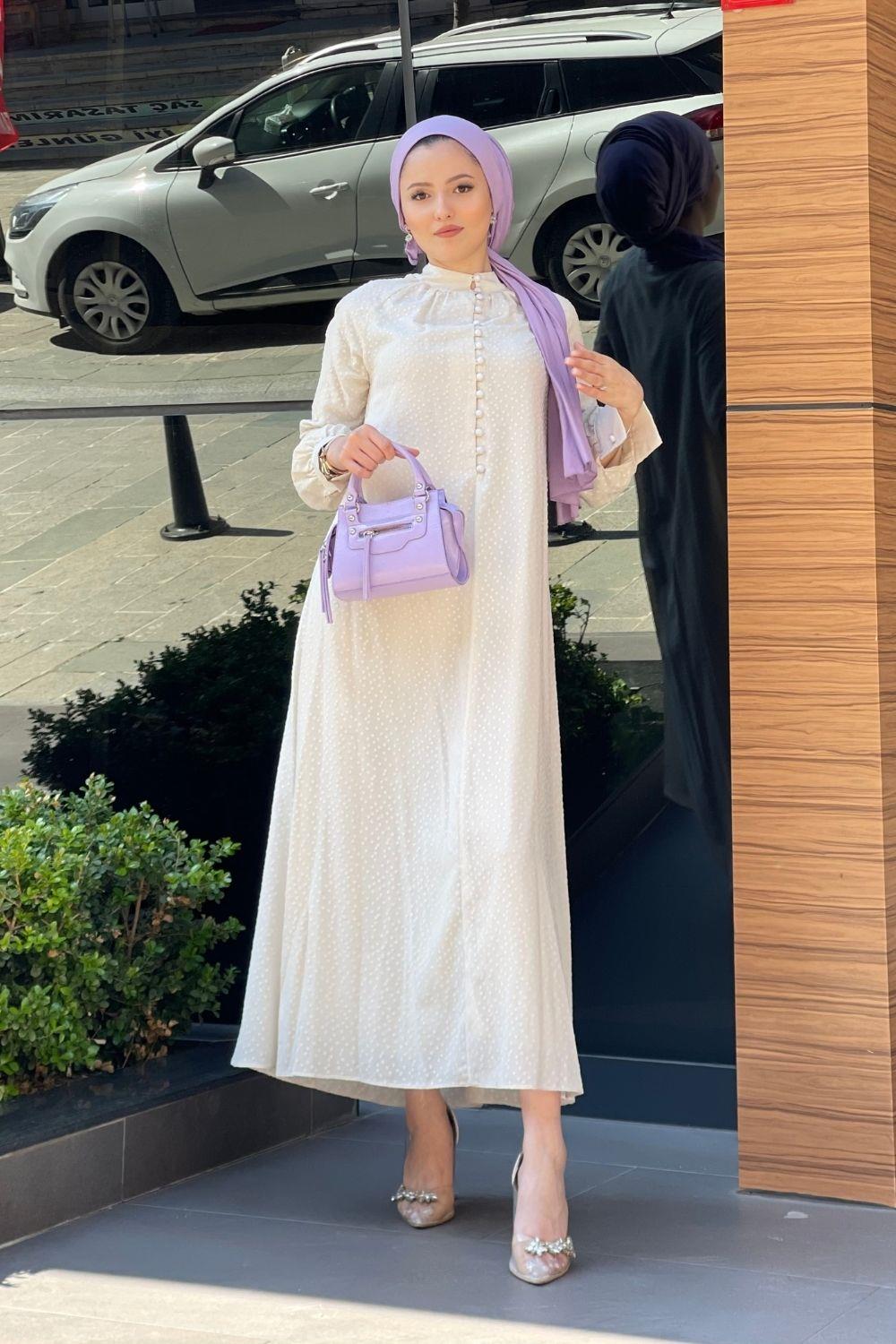 فستان بأزرار أمامية وحزام حجري