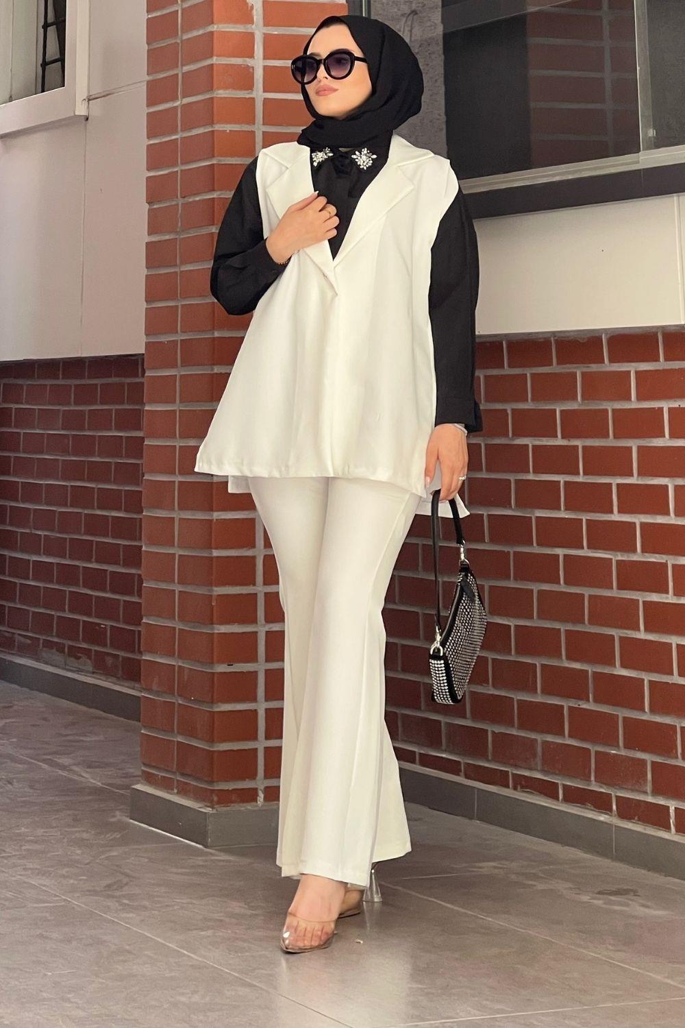 بدلة برباط جانبي باللون الأبيض