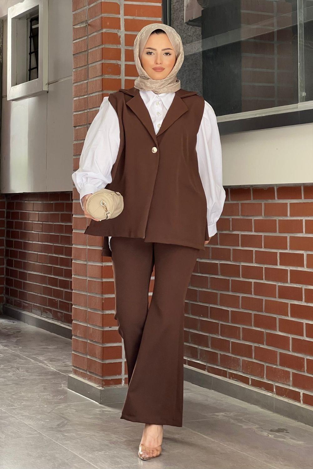 بدلة برباط جانبي بني