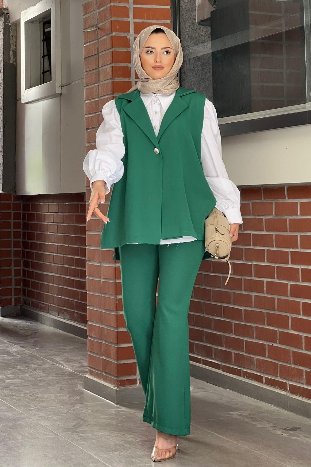 بدلة ربطة جانبية باللون الأخضر