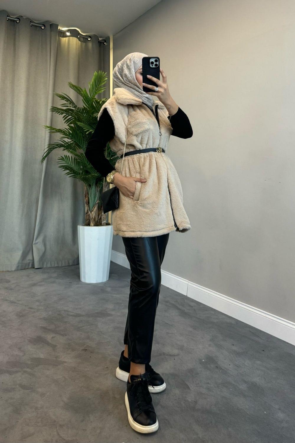 سترة قطيفة بسحاب باللون البيج