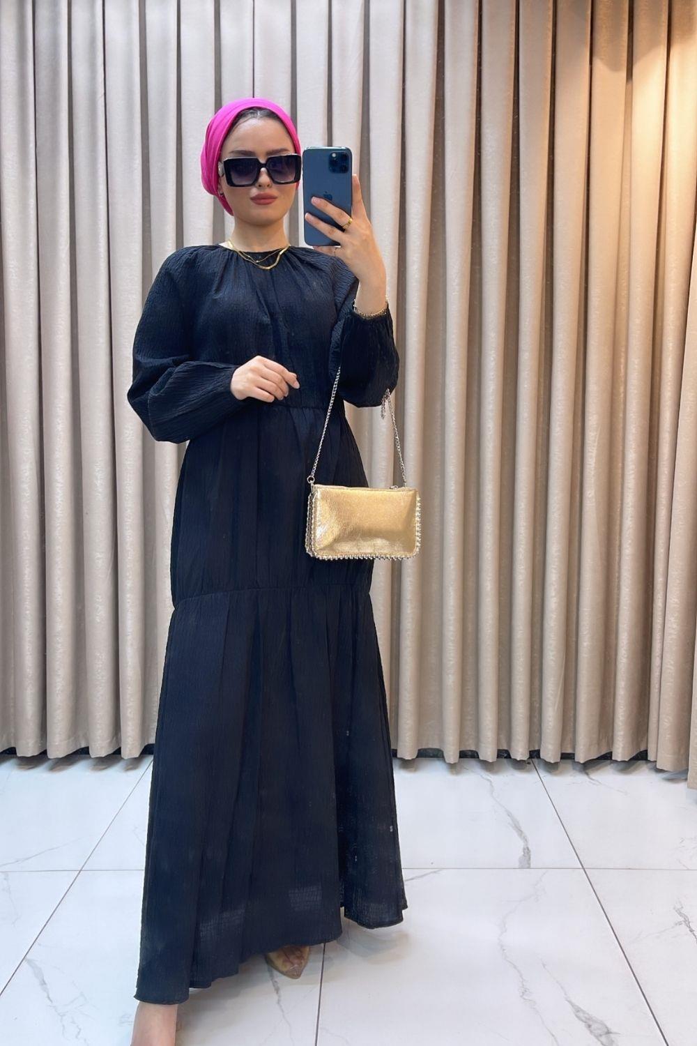 فستان بطبقات باللون الأسود