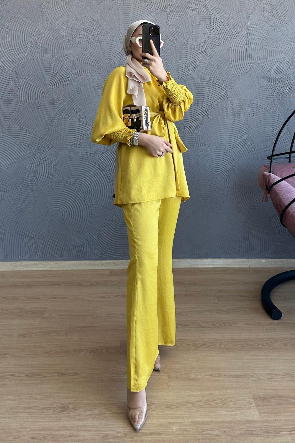 بدلة من الساتان بأكمام متعرجة، لون أخضر زيتي