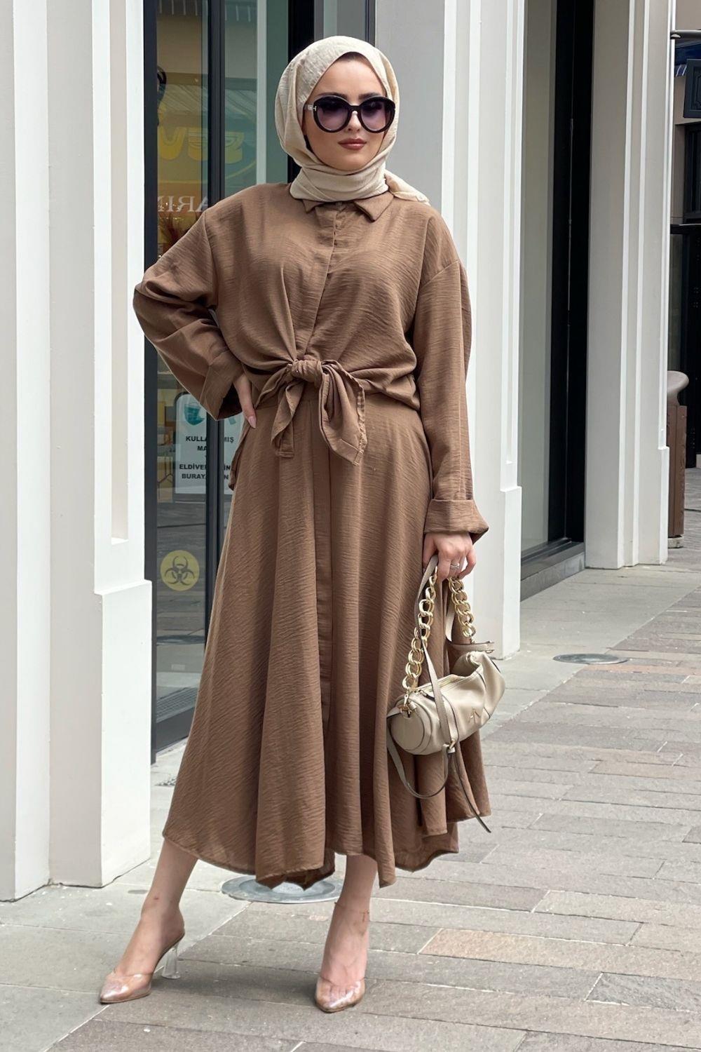 بدلة تنورة ليا باللون البني