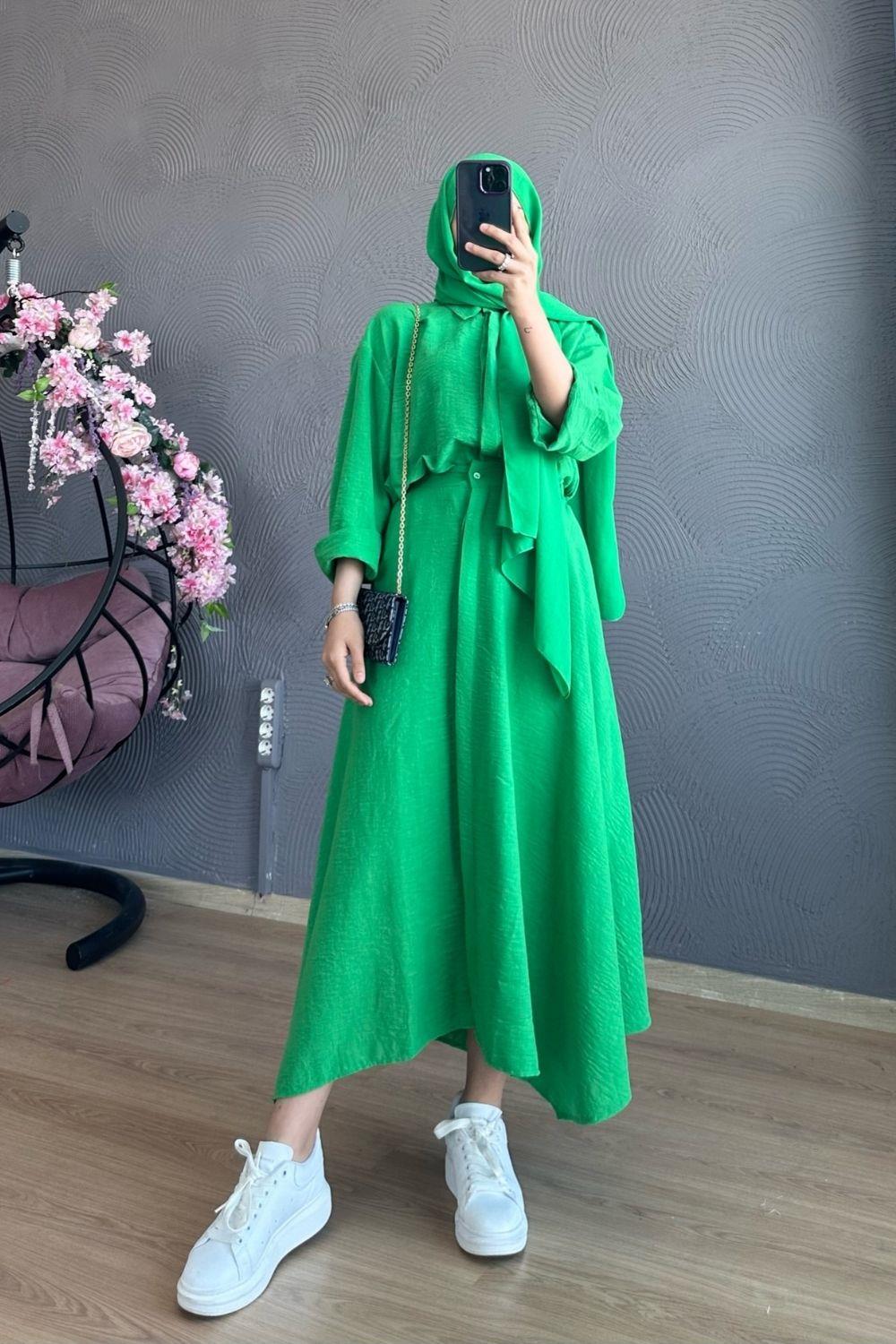 بدلة تنورة ليا باللون الأخضر