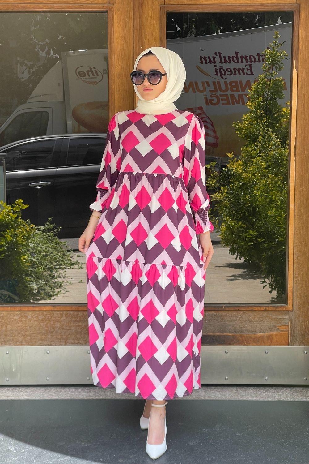 فستان بأكمام لامعة باللون الفوشيا