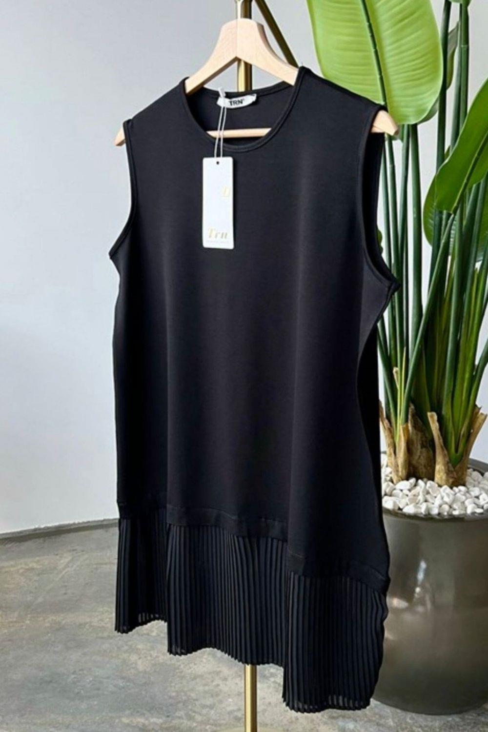 ملابس داخلية مطوي باللون الأسود