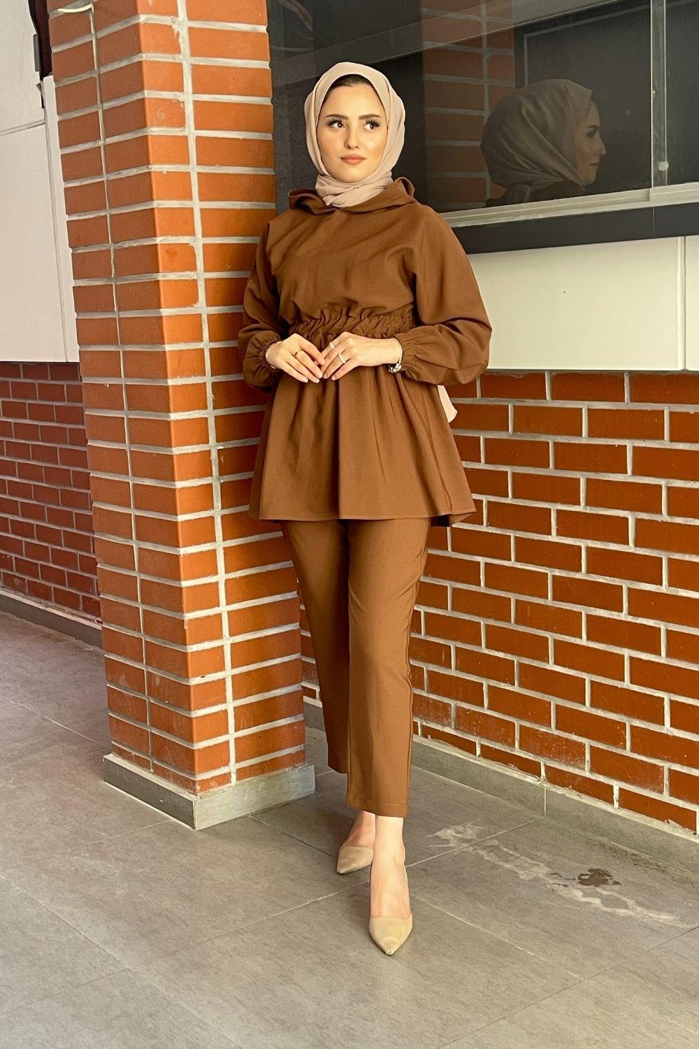 بدلة بغطاء رأس مجمعة باللون البني