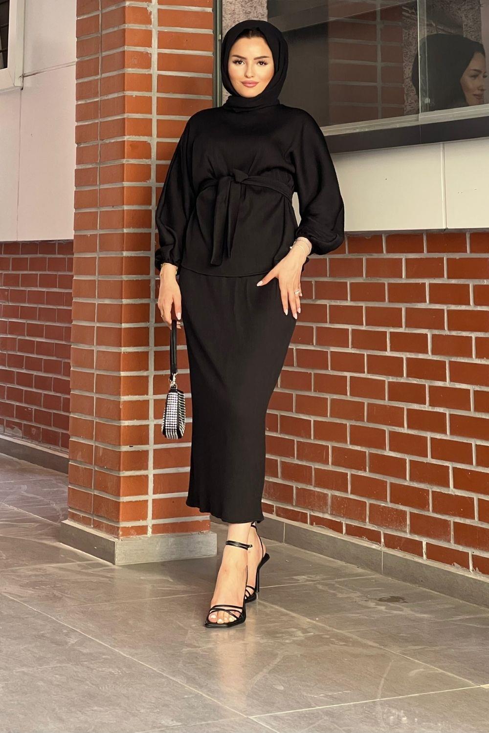 بدلة تنورة سلكية باللون الأسود