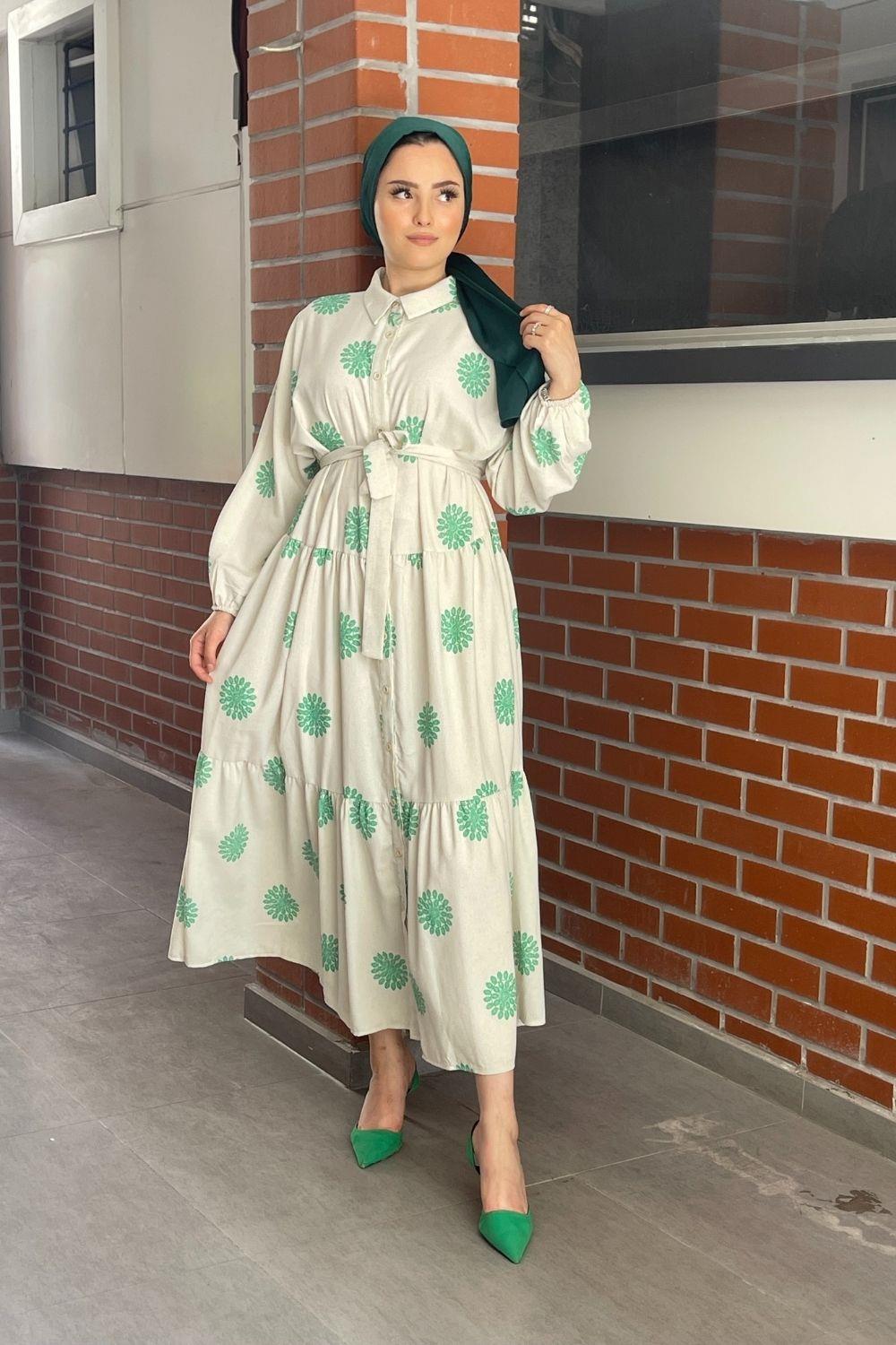 فستان من الكتان بنقشة الزهور باللون الأخضر