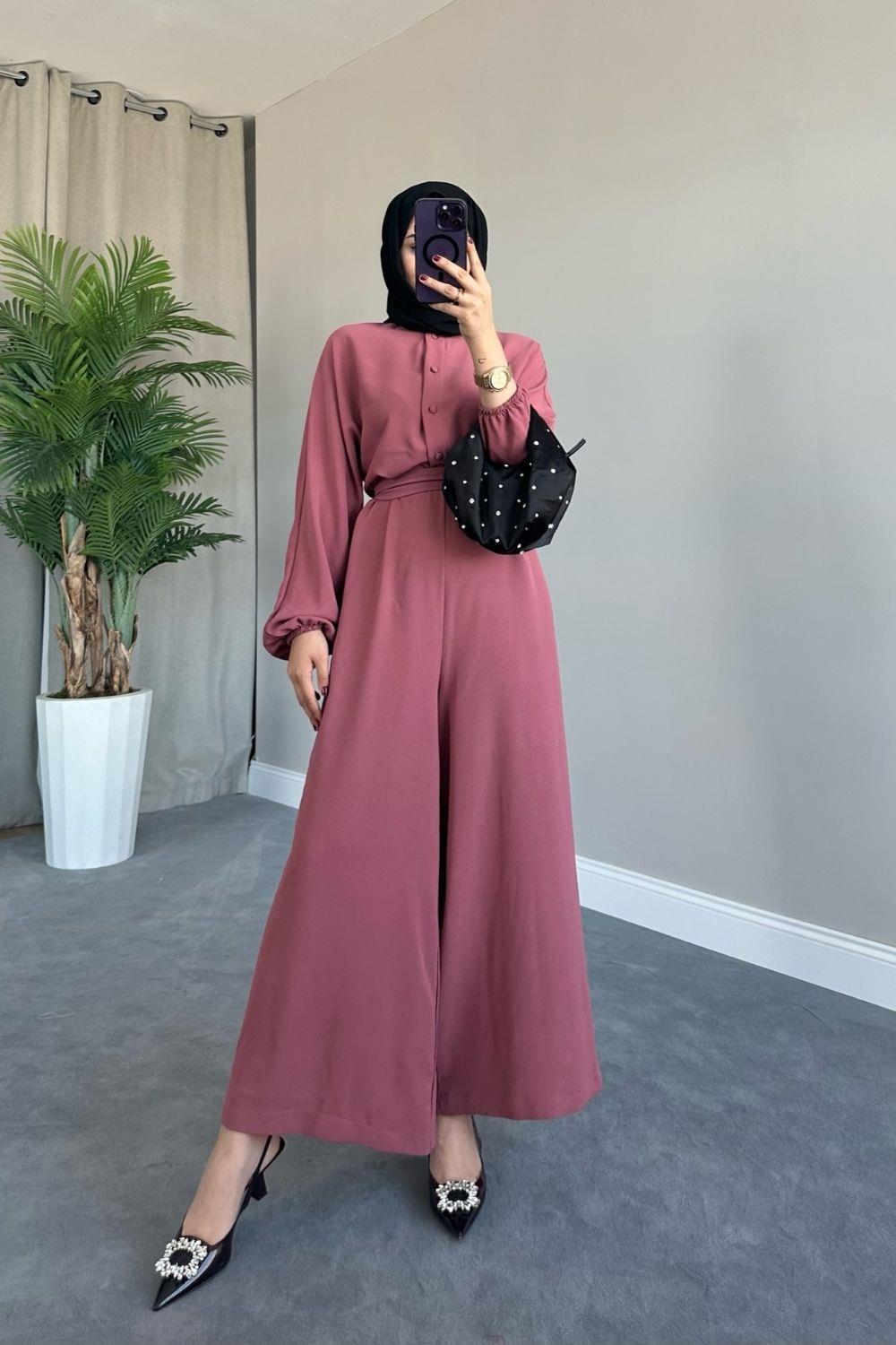 جمبسوت بحزام وأزرار، داستي روز