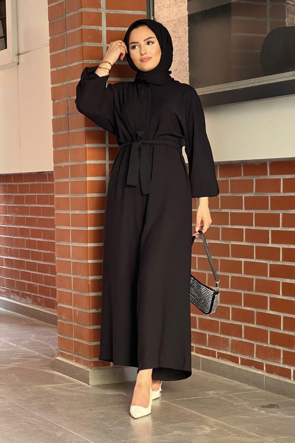 بذلة بحزام بأزرار باللون الأسود