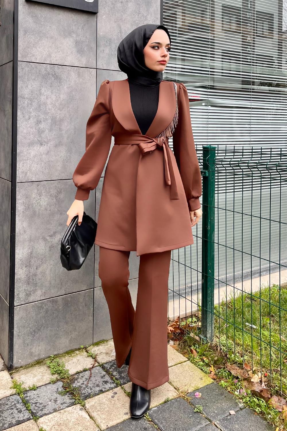 Zincir Detaylı Takım Kahverengi 8686 