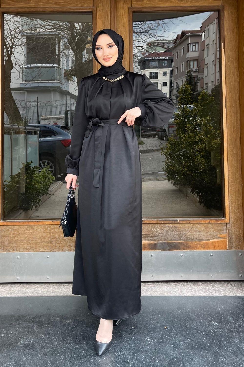 Şule Giyim | Tesettür Giyim | Yakası Zincirli Saten Elbise Siyah