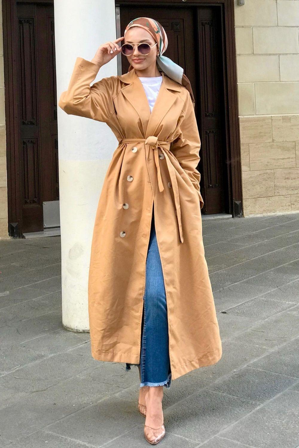 معطف طويل بأزرار من الجمل