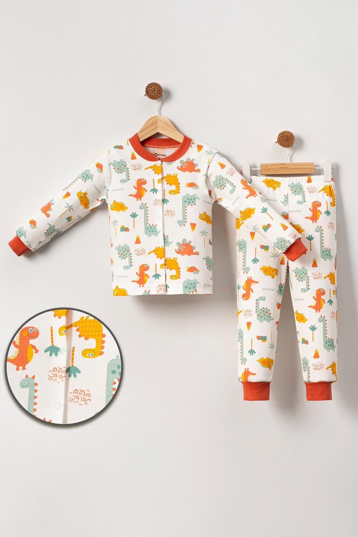 Dinozor Desenli Önü Çıtçıtlı Pijama TakımıUzun TakımDinozor Desenli Önü Çıtçıtlı Pijama Takımı