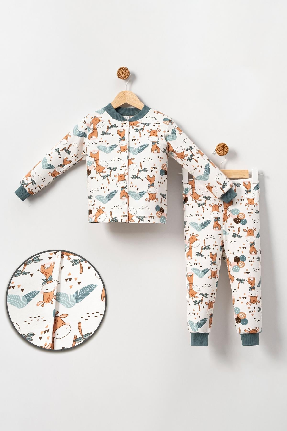 Zürafa Desenli Önü Çıtçıtlı Pijama TakımıUzun TakımZürafa Desenli Önü Çıtçıtlı Pijama Takımı