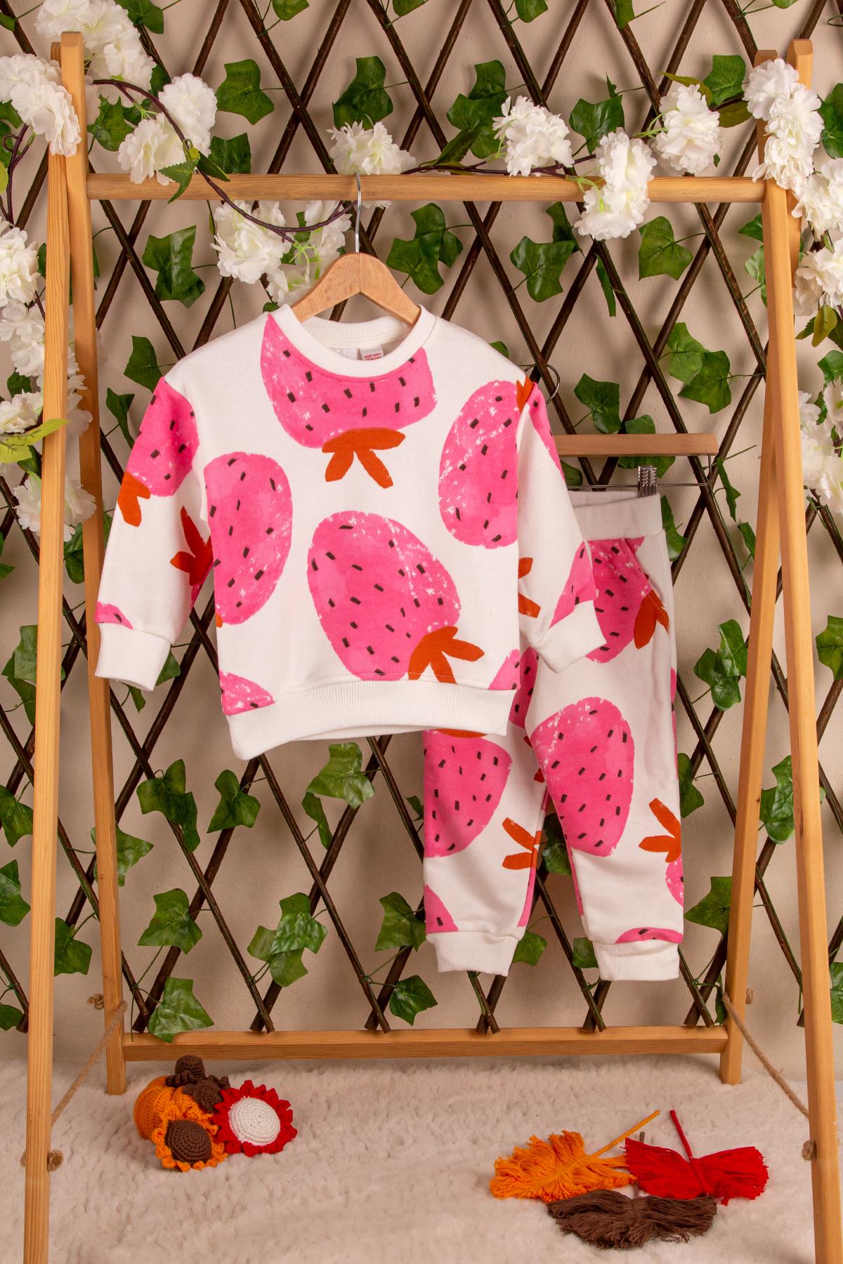 Çilek Baskılı Beyaz TakımUzun TakımÇilek Baskılı Beyaz Takım