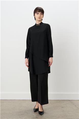 Nihan Yaka Aksesuarlı Volanlı Tunik Siyah