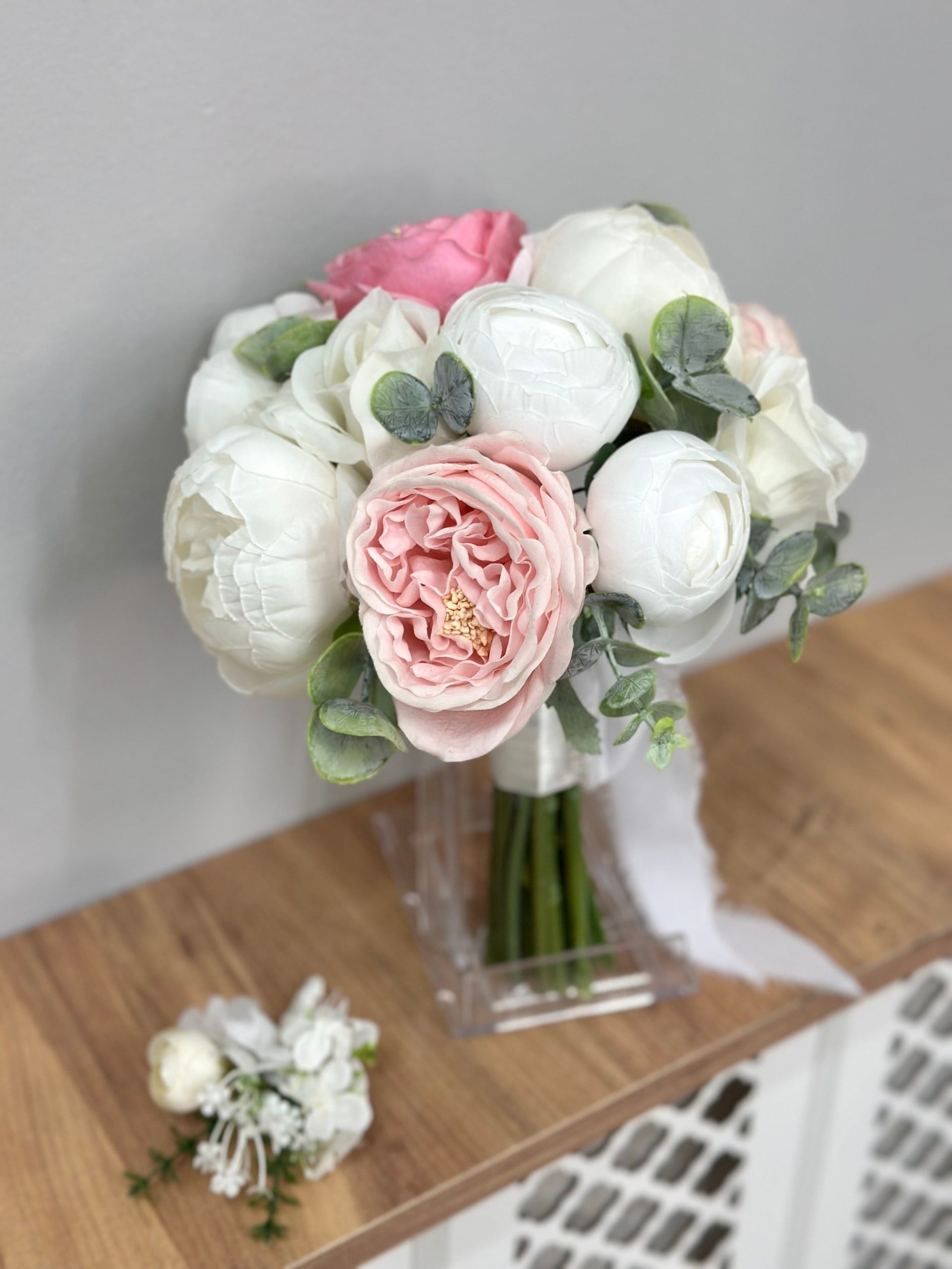 Blush Garden Islak Şakayık ve Gül Gelin Buketi | Pudra Pembe ve Okaliptus Detaylı