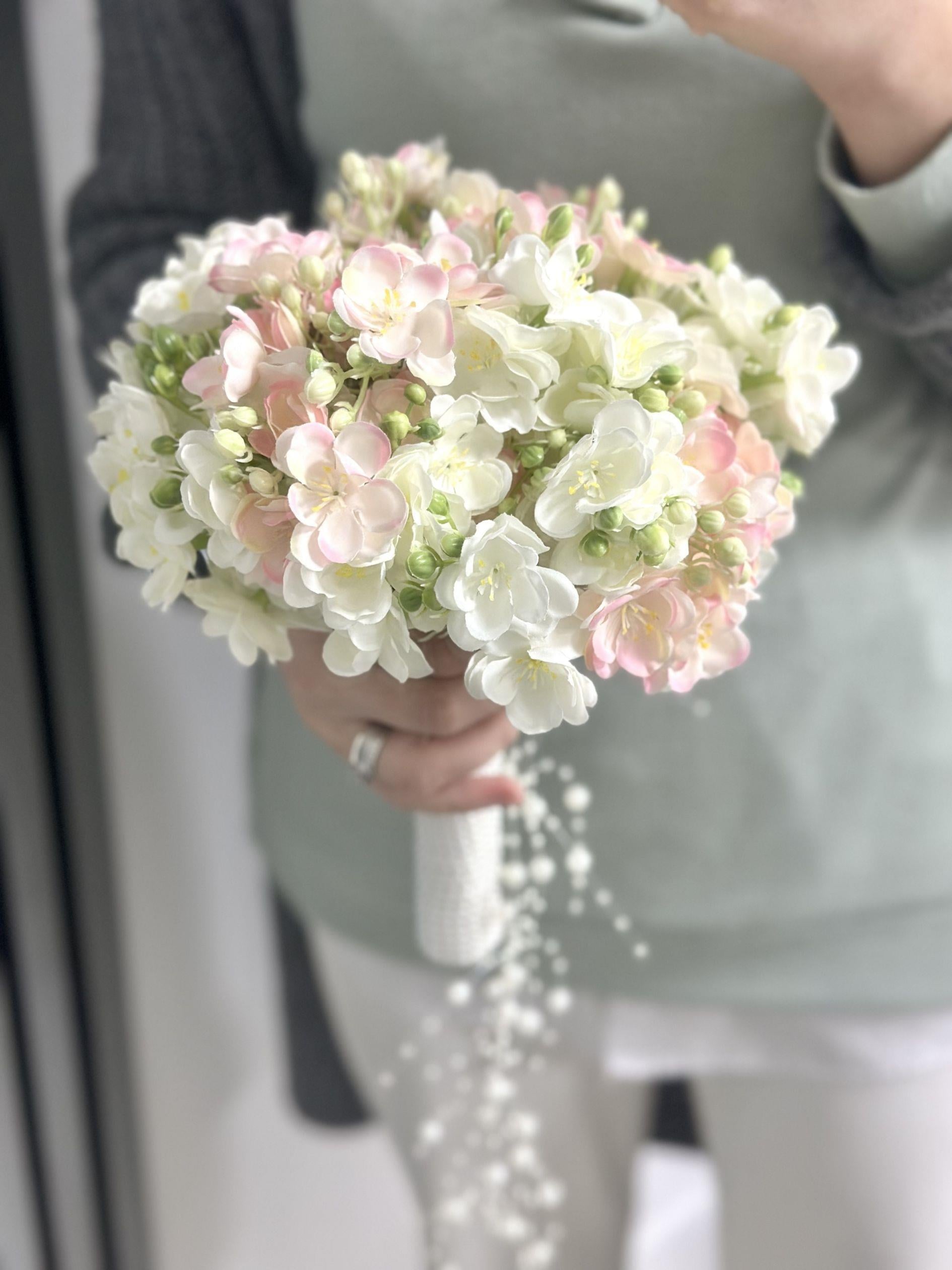 Pastel Beyaz ve Pudra Pembe Tonlu Gelin Buketi – Romantik Tasarım