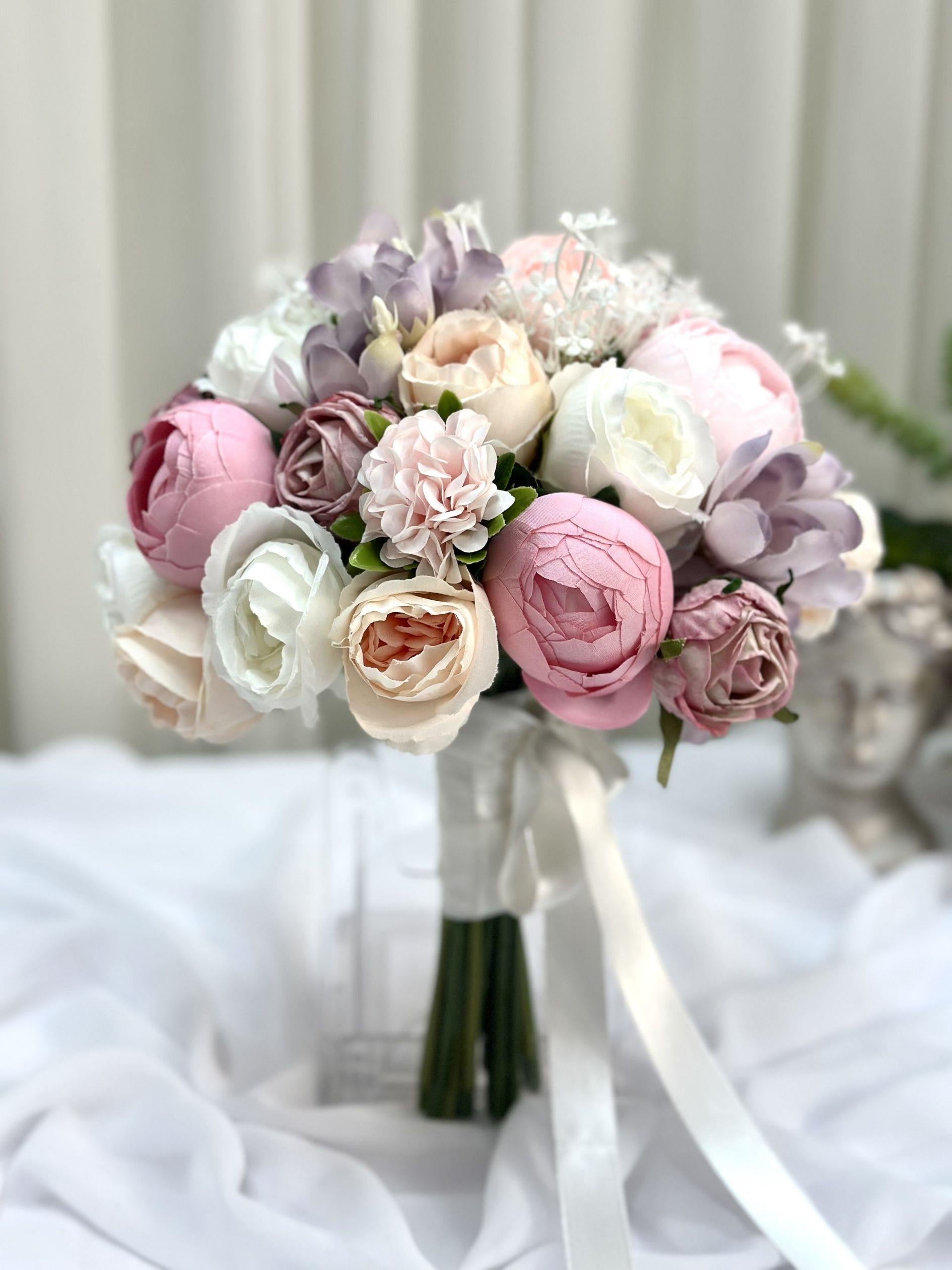 Pastel Gül ve Şakayık Gelin Buketi – Romantik ve Hacimli Tasarım