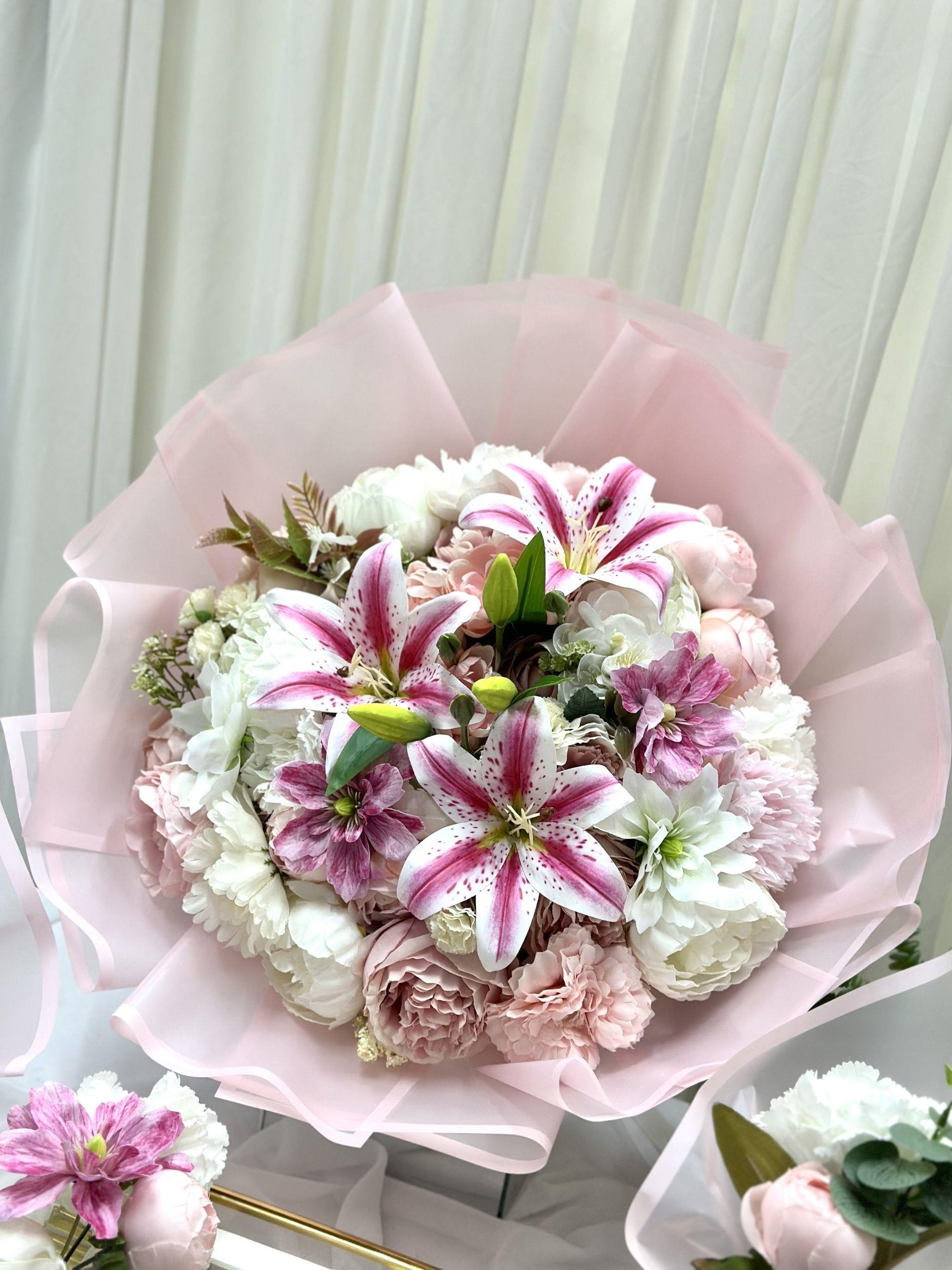 Pembe Lilyum & Şakayık Mega İsteme Buketi – Gösterişli Söz ve Nişan Çiçeği