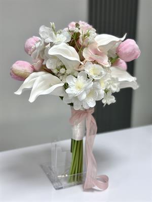 Blush Calla Gelin Buketi – Beyaz Gala ve Pudra Şakayık Detaylı Tasarım
